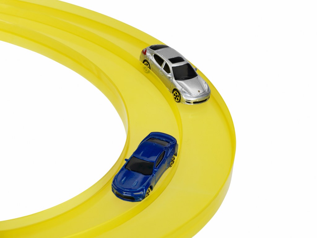 Theo Klein Michelin Service Parkhaus mit 4 Ebenen - mit Wippe, Sprungschanze und Rundenzähler, doppelte Abfahrtsrampen für Rennen, Aufzug und 2 Autos  - Geeignet für Kinder ab 3 Jahren