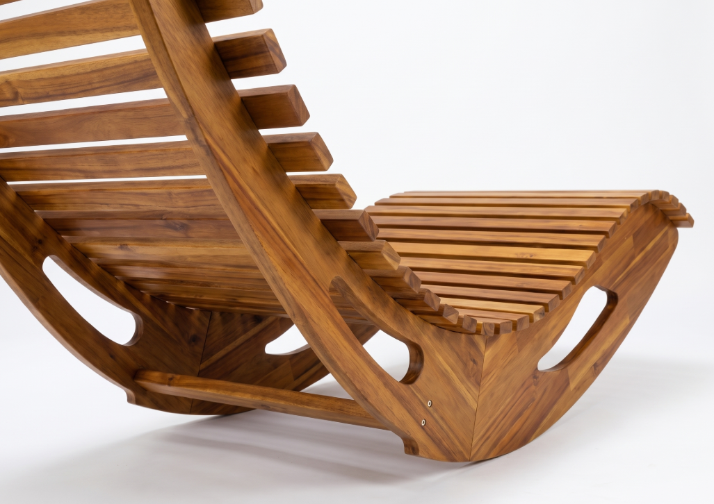 Ergonomische Schwungliege aus Akazienholz, klappbar