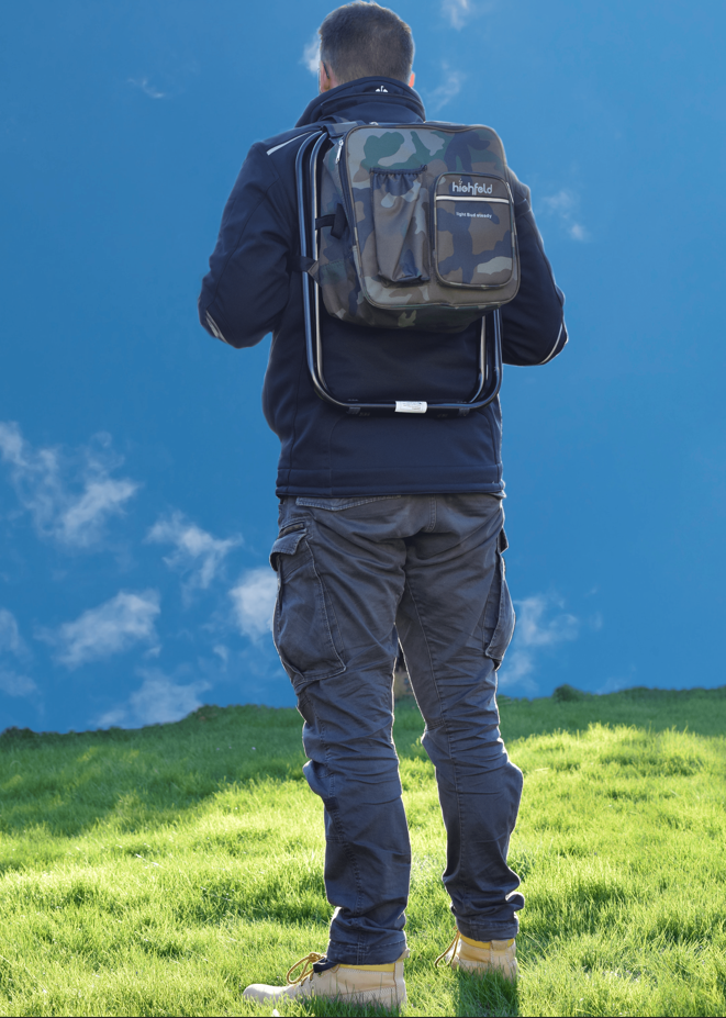 highfeld Camping Stuhl Hocker mit Rucksack camouflage Campinghocker Campingstuhl Rucksackstuhl