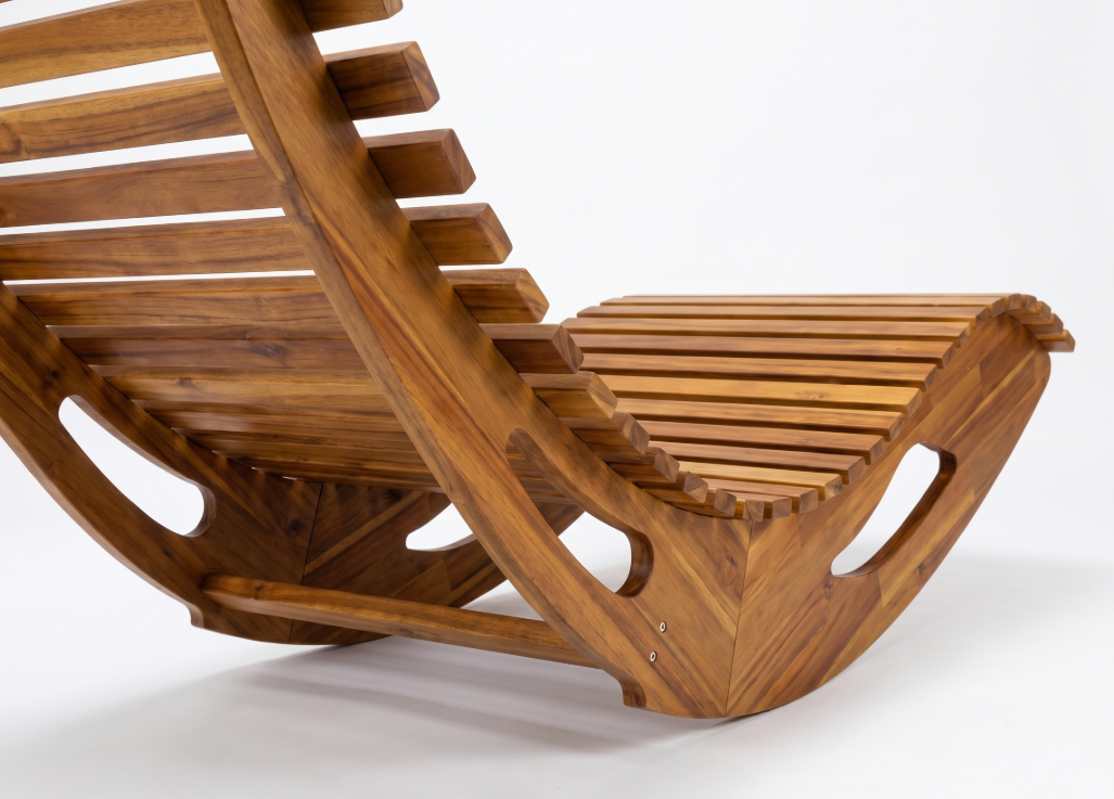 Ergonomische Schwungliege aus Akazienholz